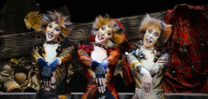 „Cats“ im Admiralspalast Berlin: Musical mit charmanten Katzen und schnurrenden Katern