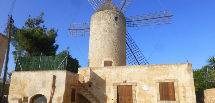 Das Glückshotel Mallorca könnte auch in Felanitx stehen - unweit der historischen Windmühle.
