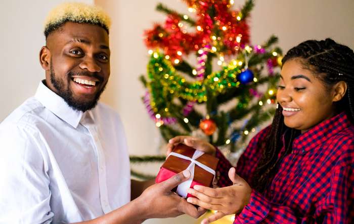 Alle Jahre wieder sind die Menschen auf der Suche nach den perfekten Weihnachtsgeschenken für ihre Liebsten. ( Foto: Adobe Stock -   yurakrasil )