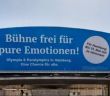 Blaues Riesenschild am Musical Boulevard wirbt für Olympia-Bewerbung (Foto: Morris MacMatzen)