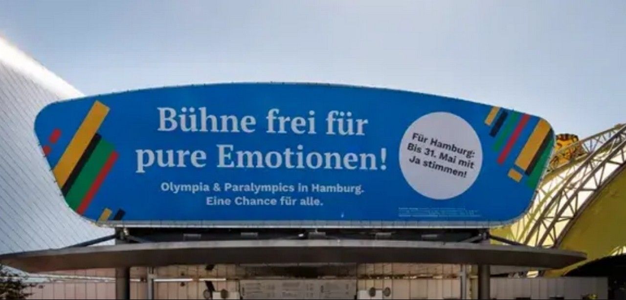 Blaues Riesenschild am Musical Boulevard wirbt für Olympia-Bewerbung (Foto: Morris MacMatzen)